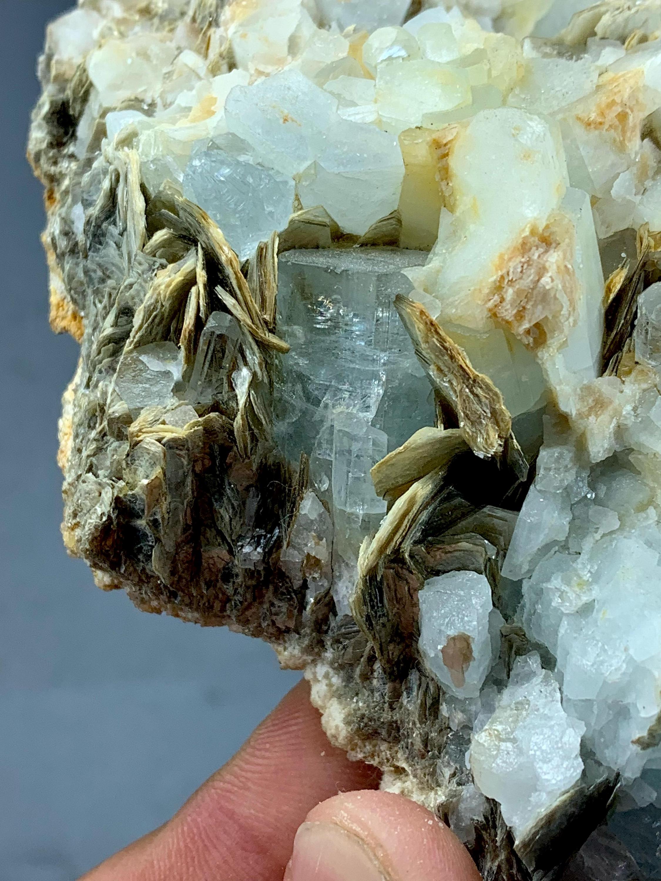 パキスタン産 335g 天然アクアマリン結晶クラスター（母岩入り 