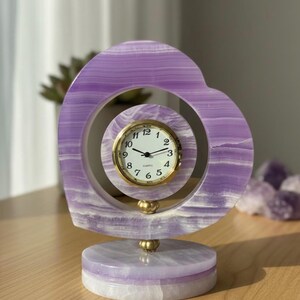 Reloj de corazón de piedra de ónix hecho a mano / Decoración de escritorio con piedras preciosas naturales / Regalo único de reloj de cristal