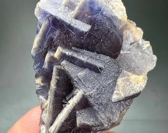 Ejemplar de fluorita púrpura de Pakistán (40 g) – Cristal cúbico escalonado