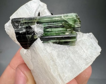 Cristal de turmalina verde natural sobre matriz de albita, 54 g. Ejemplar mineral de Pakistán. Pieza de colección.