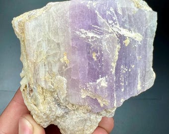 Cristallo naturale di kunzite con matrice di mica – Esemplare grezzo di spodumene dall'Afghanistan