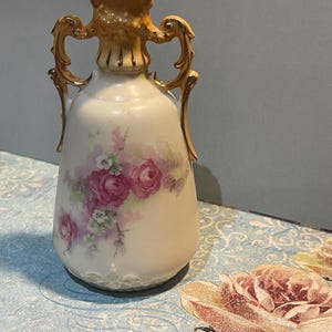 Jarrón victoriano con dos asas pintado a mano y dorado