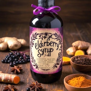 Könnte beinhalten: Eine dunkle Glasflasche mit Holunderblütensirup, lila Etikett und Schleife. Zutaten sind Holunderbeeren, Ingwer und Kurkuma. Der Sirup ist von frischen Zutaten wie Ingwerwurzel, Sternanis und Kurkumapulver umgeben.