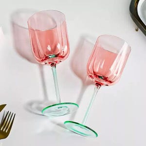 Vinglas med fräscha kontrasterande blomknoppar, färgade vinglas, personliga glas, vinglasset, jubileumspresenter, julklappar bild 4