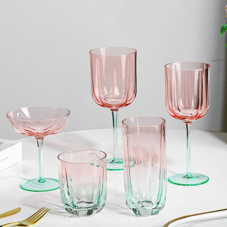 Vinglas med fräscha kontrasterande blomknoppar, färgade vinglas, personliga glas, vinglasset, jubileumspresenter, julklappar bild 2