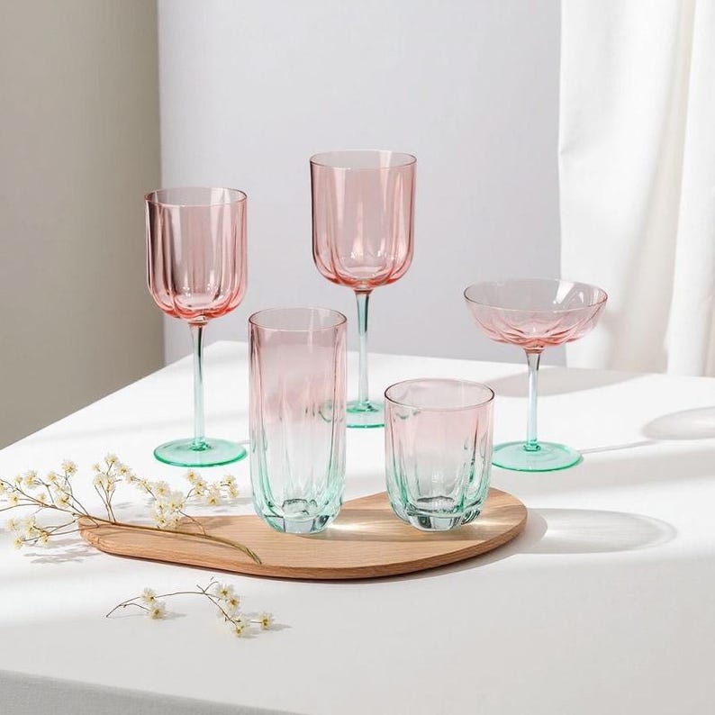 Vinglas med fräscha kontrasterande blomknoppar, färgade vinglas, personliga glas, vinglasset, jubileumspresenter, julklappar bild 1