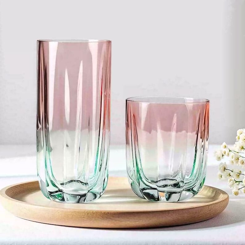 Vinglas med fräscha kontrasterande blomknoppar, färgade vinglas, personliga glas, vinglasset, jubileumspresenter, julklappar bild 5