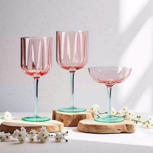 Vinglas med fräscha kontrasterande blomknoppar, färgade vinglas, personliga glas, vinglasset, jubileumspresenter, julklappar bild 3