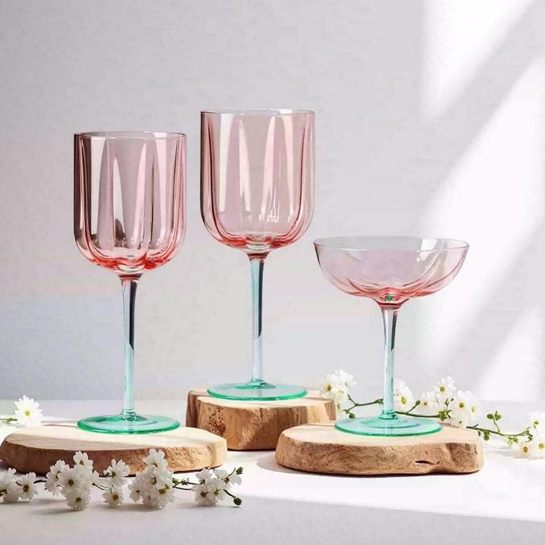 Vinglas med fräscha kontrasterande blomknoppar, färgade vinglas, personliga glas, vinglasset, jubileumspresenter, julklappar bild 3