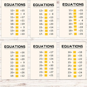 以下が含まれることがあります： 不足している数字を完成させるための数学方程式が書かれた6枚のフラッシュカード。各カードの上部には「EQUATIONS」という単語が表示され、不足している値を持つ足し算と引き算の問題が続きます。カードは明るい木目調の背景にあります。