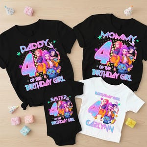Könnte beinhalten: Eine Sammlung schwarzer T-Shirts, ein weißes T-Shirt und ein schwarzer Body mit farbenfrohen Grafiken. Die Shirts und der Body tragen die Texte "Daddy", "Mommy" und "Sister" mit der Zahl "4" und "of the birthday girl". Das weiße Shirt hat den Namen "Carlynn".
