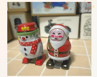 Retro Wind-Up Santa Toy: Vintage Tin Christmas Decoration
