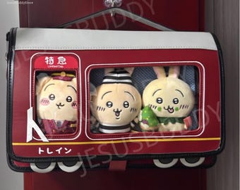 Plecak Ita Chiikawa Hankyu Train: Czerwona pluszowa torba ekspozycyjna dla lalki