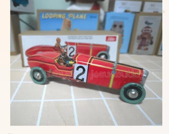 Coche de carreras antiguo de hojalata con mecanismo de cuerda: pieza de colección retro para exhibición.