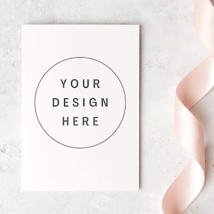 Invitation de mariage ou maquette de carte de voeux à plat. Maquette minimaliste avec ruban rose. Maquette de carte d'anniversaire. Jpeg uniquement