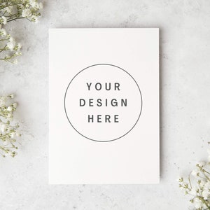 Invitation de mariage ou maquette de carte de voeux à plat. Maquette minimaliste avec gypsophelia. Maquette de carte d'anniversaire. Jpeg uniquement