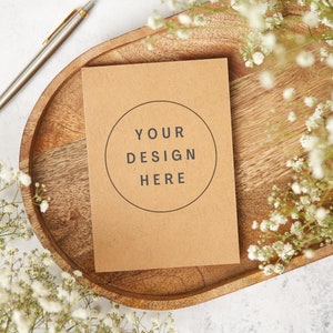 Wenskaart mockup kraft bruin. Kaartmodel. Verjaardagskaartmodel. Mockup voor huwelijksuitnodiging. Leeg kaartmodel... Alleen Jpeg