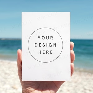Maquette de carte de voeux sur la plage. Maquette de carte d'anniversaire ou d'invitation de mariage avec des mains modèles par une journée ensoleillée. Jpeg uniquement