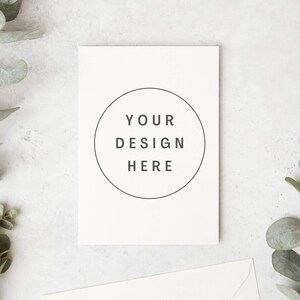 Modello di invito a nozze o biglietto di auguri con busta. Fidanzamento a tema natura mock up. Modello di carta di compleanno. Modello da sposa flatlay. JPEG