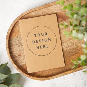 Maquette de carte de voeux kraft marron. Maquette de carte. Maquette de carte d'anniversaire. Maquette d'invitation de mariage. Maquette de carte vierge. Jpeg uniquement
