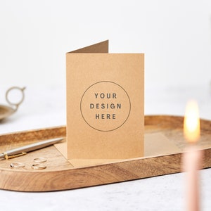 Maquette de carte de voeux, mise à plat, kraft brun. Maquette de mariée au style minimaliste. Maquette d'invitation de mariage. Jpeg uniquement