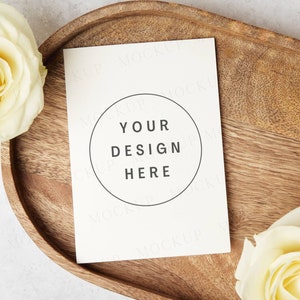 Maquette d'invitation de mariage avec un style floral. Maquette de carte de voeux à plat avec une fleur de rose jaune sur une surface en bois. Maquette de mariée. Jpeg uniquement