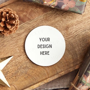 Kerstonderzetter mockup plat lag op rustiek hout. Prettige feestdagen kerst feestelijke kaart witte dranken mat mockup. Feestelijk seizoensgebonden.