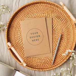 Wenskaart mockup kraft bruin. Kaartmodel. Verjaardagskaartmodel. Mockup voor huwelijksuitnodiging. Leeg kaartmodel... Alleen Jpeg