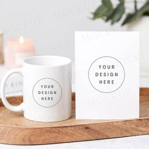 Carte de voeux avec maquette de tasse blanche de 11 oz. Maquette de carte d'anniversaire. Tasse blanche de 11 oz. Maquette stationnaire de mariage. Maquette de produit.
