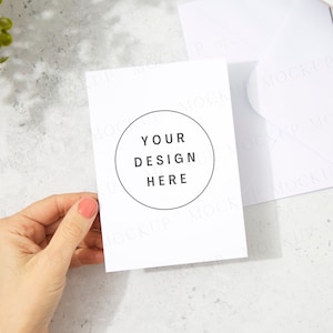 Maquette de carte de vœux à plat avec la main du modèle, pommelé de soleil. Maquette d'invitation de mariage. Modèles de maquette de carte d'anniversaire. Mariée à plat. Jpeg uniquement
