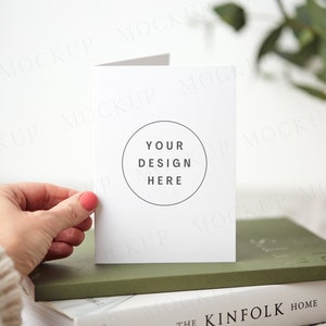 Modello di biglietto di auguri con le mani. Modello di carta di compleanno. Modello di carta minimalista. Mockup stazionario per matrimoni. Mockup del prodotto... Solo Jpeg