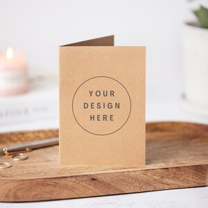 Maquette de carte de voeux kraft marron. Maquette de carte. Maquette de carte d'anniversaire. Maquette d'invitation de mariage. Maquette de carte vierge. Jpeg uniquement