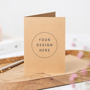 Wenskaart mockup kraft bruin. Kaartmodel. Verjaardagskaartmodel. Mockup voor huwelijksuitnodiging. Leeg kaartmodel... Alleen Jpeg