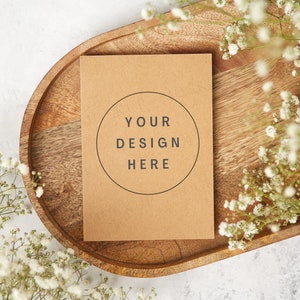 Wenskaart mockup kraft bruin. Kaartmodel. Verjaardagskaartmodel. Mockup voor huwelijksuitnodiging. Leeg kaartmodel... Alleen Jpeg
