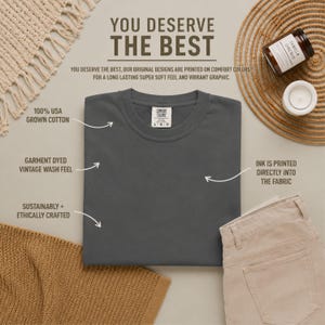 K&ouml;nnte beinhalten: Ein anthrazitfarbenes T-Shirt mit Rundhalsausschnitt und Comfort Colors Etikett. Der Text auf dem Bild lautet: YOU DESERVE THE BEST, 100% USA GROWN COTTON, GARMENT DYED VINTAGE WASH FEEL, SUSTAINABLY + ETHICALLY CRAFTED, INK IS PRINTED DIRECTLY INTO THE FABRIC.