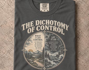 Könnte beinhalten: Ein anthrazitfarbenes T-Shirt mit Rundhalsausschnitt und einem Grafikdruck mit dem Titel The Dichotomy of Control. Das Design zeigt einen geteilten Kreis mit einer ruhigen Berglandschaft links und einem stürmischen Meer rechts, ergänzt durch Text über Kontrolle und Loslassen.