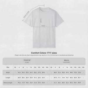 K&ouml;nnte beinhalten: Ein schlichtes wei&szlig;es T-Shirt mit einer Gr&ouml;&szlig;entabelle mit dem Titel Comfort Colors 1717 sizes. Die Tabelle enth&auml;lt Angaben zu Breite, L&auml;nge und &Auml;rmell&auml;nge in Zoll und Zentimetern f&uuml;r die Gr&ouml;&szlig;en XS bis 5XL.