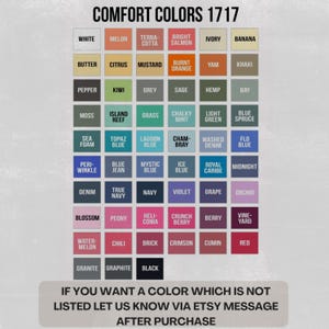K&ouml;nnte beinhalten: Eine Farbkarte mit dem Titel Comfort Colors 1717 zeigt ein Raster aus 50 beschrifteten Stofffarbmustern in verschiedenen T&ouml;nen wie Wei&szlig;, Orange, Gr&uuml;n, Blau, Violett, Rosa, Rot und Schwarz, mit Text am unteren Rand zu individuellen Anfragen.