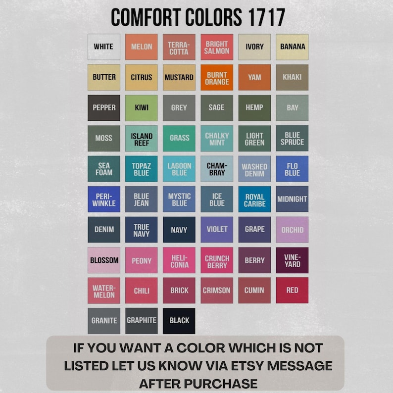 K&ouml;nnte beinhalten: Eine Farbkarte mit dem Titel Comfort Colors 1717 zeigt ein Raster aus 50 beschrifteten Stofffarbmustern in verschiedenen T&ouml;nen wie Wei&szlig;, Orange, Gr&uuml;n, Blau, Violett, Rosa, Rot und Schwarz, mit Text am unteren Rand zu individuellen Anfragen.