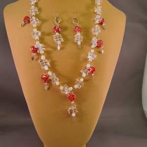Lustige und flippige Halskette mit roten Millefiori-Herzen, die an Halskette und Ohrringen aus Perlmutt und Glas baumeln.