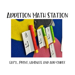 Könnte beinhalten: Addition Math Station Lernset mit weißen Karten, auf denen Additionsaufgaben gedruckt sind, kombiniert mit bunten, ineinandergreifenden Kunststoffwürfeln. Der Text lautet Addition Math Station und Easy... Print, Laminate and Add Cubes.