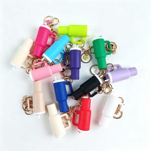 Portachiavi per pillole, portachiavi a forma di mini bicchiere, ciondolo personalizzato con iniziale per borsa, portachiavi a forma di tazza per rossetto, pillole o contanti