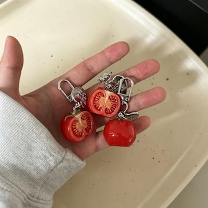 Portachiavi a forma di pomodoro realizzato a mano, ciondolo personalizzato con iniziale per borsa, portachiavi con frutti rossi, regalo per appassionati di giardinaggio, ciondolo per ortaggi da orto, regalo vegetariano