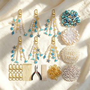 Può includere: Un set di forniture per creare portachiavi fai-da-te, inclusi sei portachiavi assemblati con chiusure dorate, perle bianche, ciondoli smaltati blu a tema marino e perline con lettere. Include anche chiusure sfuse, perni, pinze e perline.