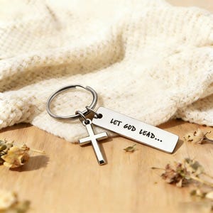 Lassen Sie los und lassen Sie Gott, personalisiertes Kreuz Schlüsselbund, individuell graviert Jeder Text Schlüsselbund, christlicher Kreuz Charme Schlüsselbund, Glaubensgeschenk