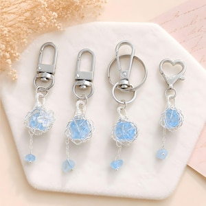 Llavero personalizado estilo cristal azul, dije inicial para bolso, dije de piedra envuelto en alambre, dije de gema para bolso, regalo estilo gema para ella