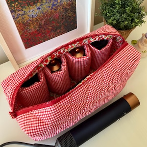 Può includere: Una tazza di ceramica bianca con manico nero e la scritta "But First, Coffee" in grassetto nero. La tazza è posta su uno sfondo sfocato, che suggerisce un'atmosfera accogliente.