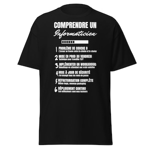 Op de afbeelding: Zwart T-shirt met witte Franse tekst, waaronder "COMPRENDRE UN Informaticien" en genummerde stappen die IT-processen beschrijven. Het ontwerp is een humoristische kijk op IT-probleemoplossing en softwareontwikkeling.