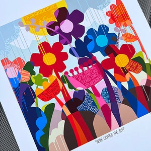 Puede incluir: Una impresi&oacute;n de arte abstracto colorida con una variedad de formas y colores, incluyendo rojo, azul, verde, amarillo y naranja. La impresi&oacute;n presenta un dise&ntilde;o de flores estilizado con el texto "Here Comes The Sun" en la parte inferior.