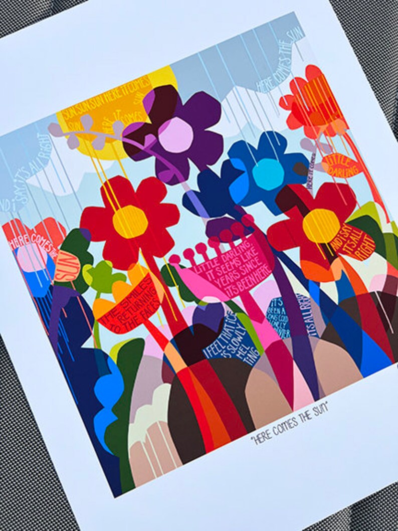 Puede incluir: Una impresi&oacute;n de arte abstracto colorida con una variedad de formas y colores, incluyendo rojo, azul, verde, amarillo y naranja. La impresi&oacute;n presenta un dise&ntilde;o de flores estilizado con el texto "Here Comes The Sun" en la parte inferior.